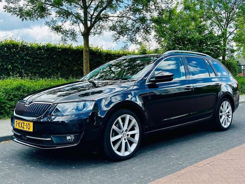 Zwart Gebruikt 2013 Skoda Octavia Stationwagen | € 7.999 (Eerlijke prijs) - Afbeelding 1/4