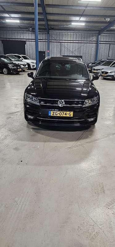 Zwart Gebruikt 2019 VW Tiguan R-line SUV | € 25.000 (Iets duurder) - Afbeelding 1/4
