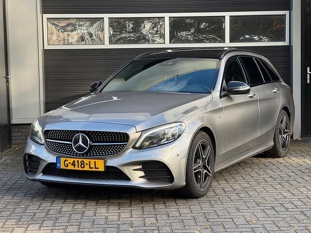 Grijs Gebruikt 2019 Mercedes C180 AMG Stationwagen | € 18.950 (Eerlijke prijs) - Afbeelding 1/4