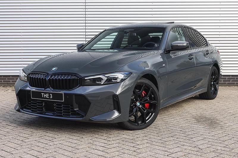 Grijs Nieuw 2025 BMW 330e Comfort Edition Sedan | € 76.395 (Duur) - Afbeelding 1/4