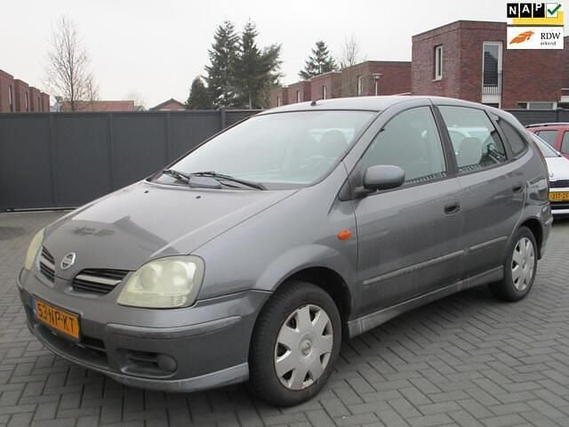 Grijs (metallic) Occasion 2004 Nissan Almera Tino Visia MPV | € 999 (Eerlijke prijs) - Afbeelding 1/4