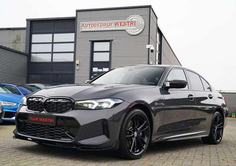 Grijs Gebruikt 2024 BMW 330e Executive Sedan | € 42.995 (Super prijs) - Afbeelding 1/4