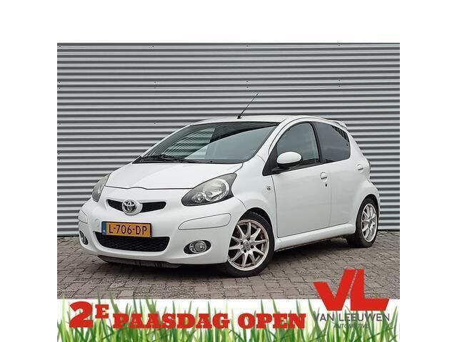 Wit Gebruikt 2010 Toyota Aygo Comfort Hatchback | € 4.448 (Iets duurder) - Afbeelding 1/4