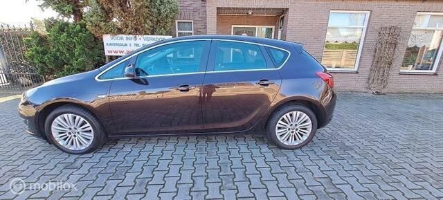 Bruin Gebruikt 2013 Opel Astra Design Edition Hatchback | € 6.895 (Eerlijke prijs) - Afbeelding 1/4