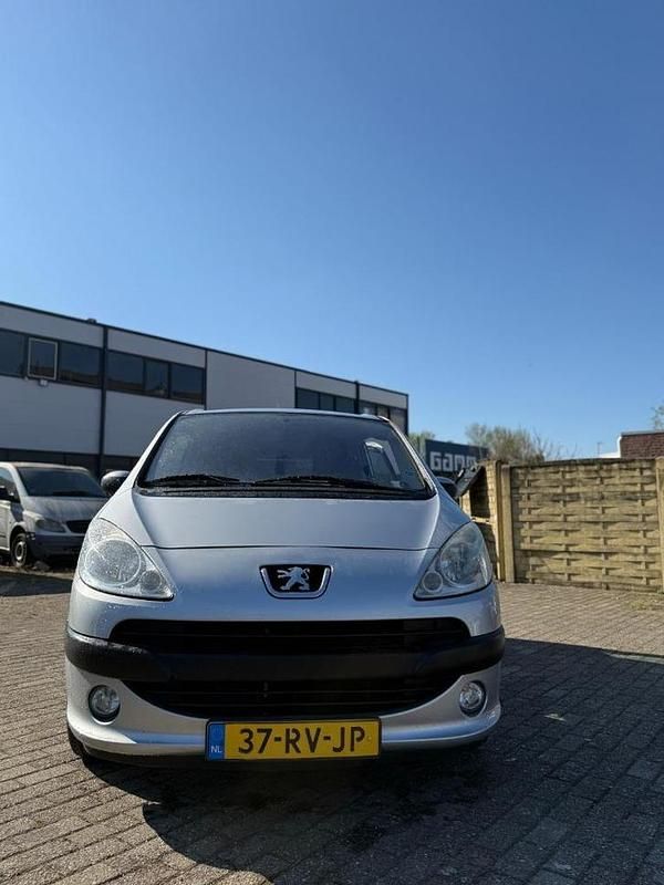 Occasion 2005 Peugeot 1007 MPV | € 1.895 (Eerlijke prijs) - Afbeelding 1/4