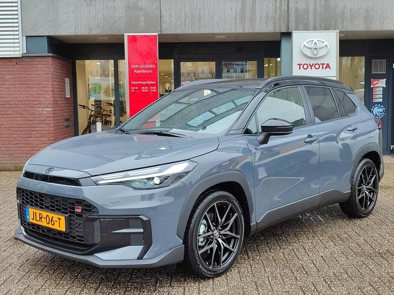 Grijs Nieuw 2025 Toyota Corolla Cross Sport SUV | € 50.400 (Duur) - Afbeelding 1/4