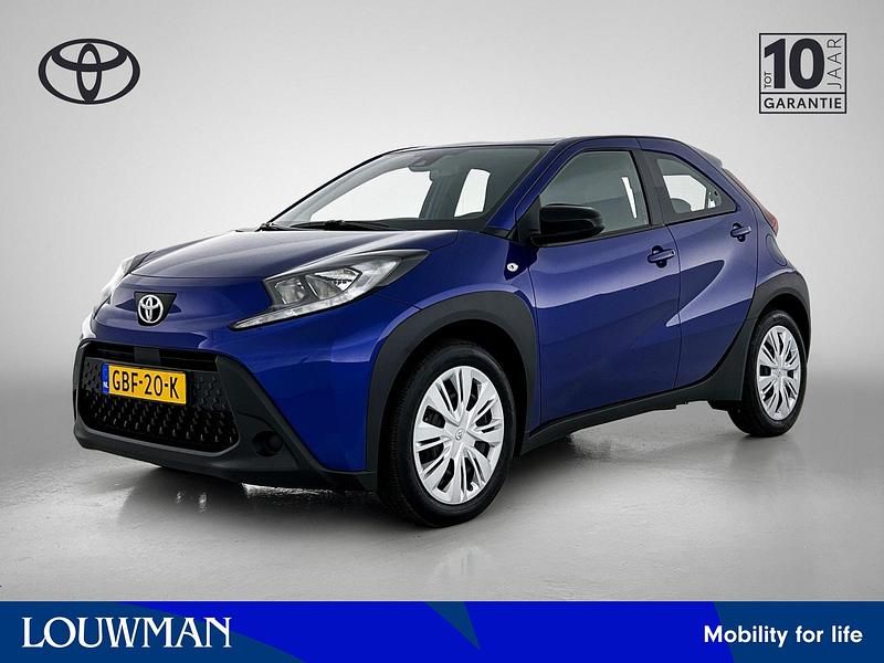 Blauw metallic Gebruikt 2024 Toyota Aygo Play Hatchback | € 17.745 (Eerlijke prijs) - Afbeelding 1/4