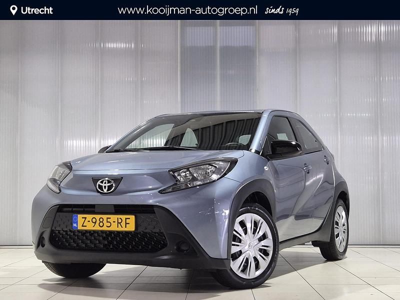 Grijs Gebruikt 2024 Toyota Aygo X Play SUV | € 19.149 - Afbeelding 1/4