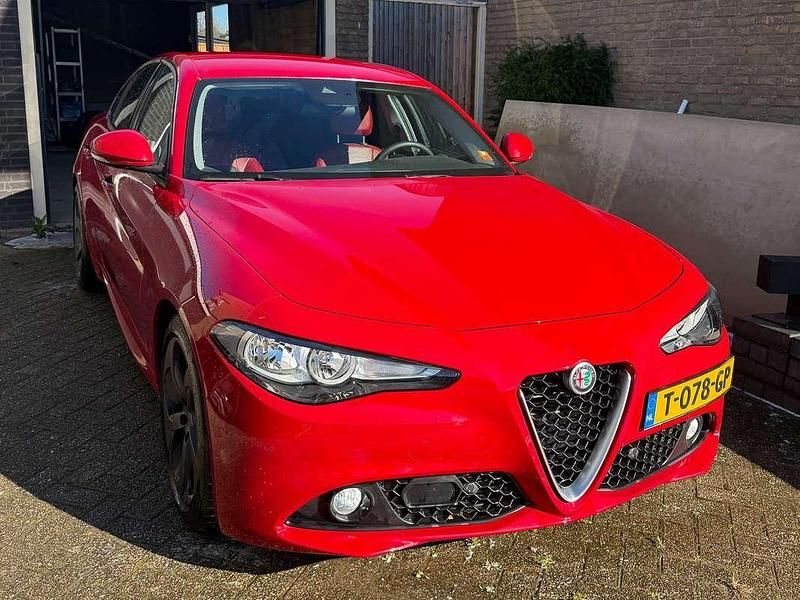 Rood Gebruikt 2016 Alfa Romeo Giulia Super Sedan | € 21.000 (Goede deal) - Afbeelding 1/4