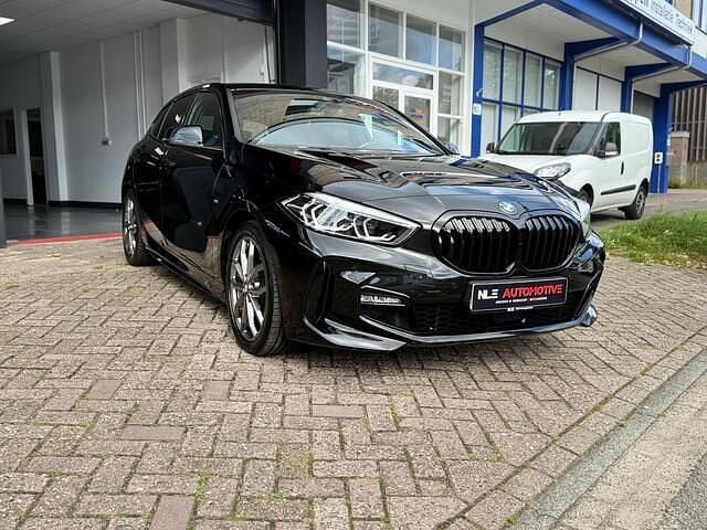 Zwart Gebruikt 2022 BMW 118 Comfort Edition Hatchback | € 26.450 (Eerlijke prijs) - Afbeelding 1/4