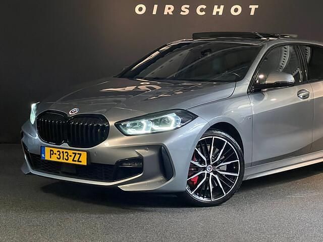 Occasion BMW 120 Executive 178 PK (130 kW) 2022 Grijs (metallic) Hatchback