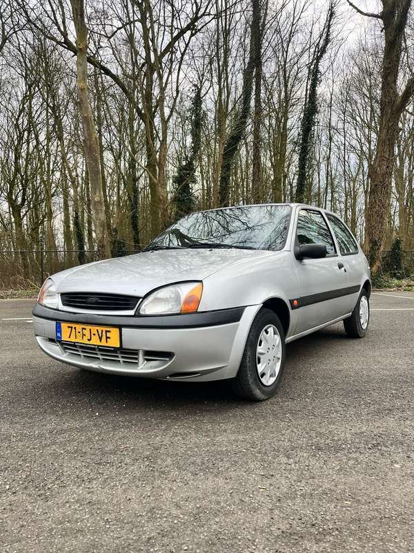 Grijs Gebruikt 2000 Ford Fiesta Hatchback | € 600 (Eerlijke prijs) - Afbeelding 1/4