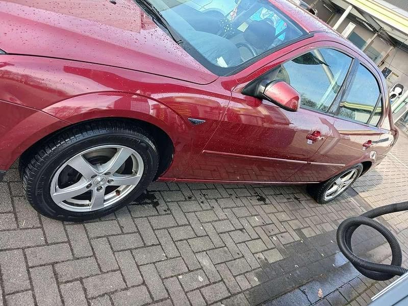 Occasion Ford Mondeo Trend 125 PK (91 kW) 2001 Rood Hatchback