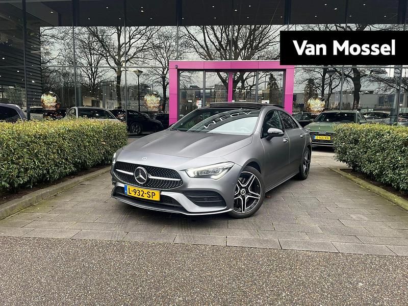 Grijs Gebruikt 2021 Mercedes CLA200 Business Sedan | € 31.900 (Eerlijke prijs) - Afbeelding 1/4