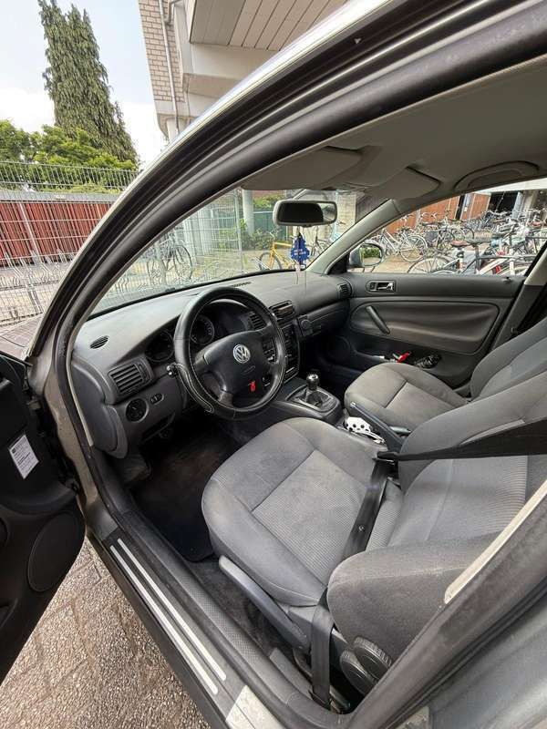 Zilver Gebruikt 2004 VW Passat Sedan | € 1.450 (Eerlijke prijs) - Afbeelding 1/4