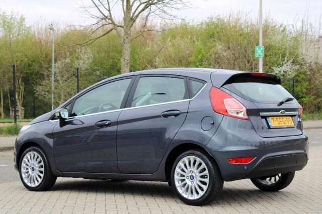 Occasion Ford Fiesta Titanium 101 PK (74 kW) 2013 Grijs Hatchback