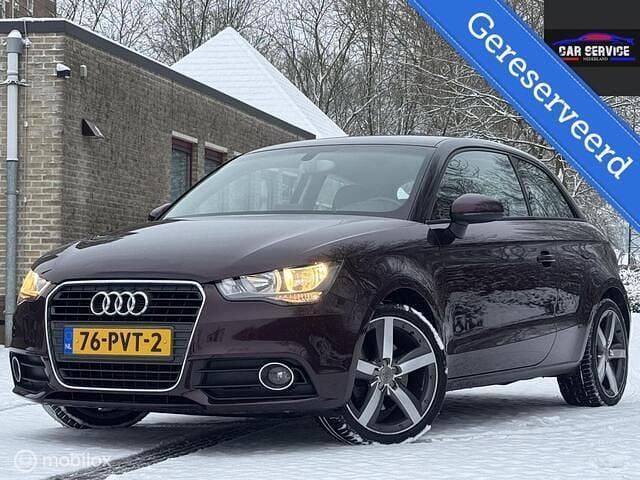 Rood Occasion 2011 Audi A1 Attraction Hatchback | € 5.999 (Goede deal) - Afbeelding 1/4