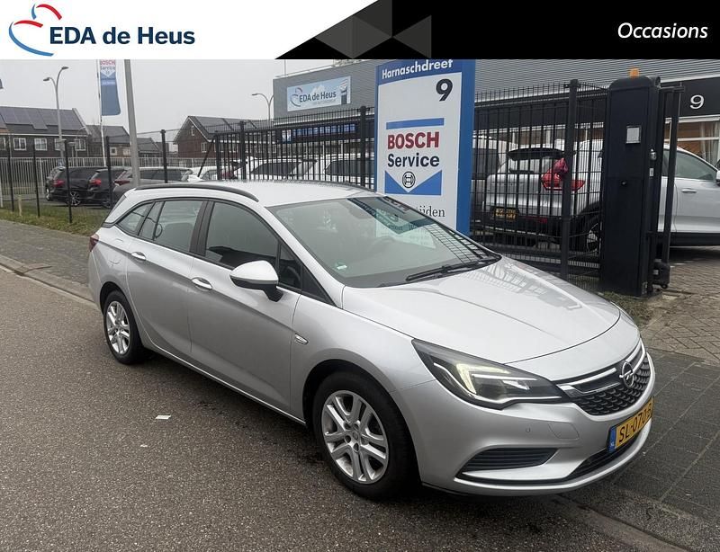 Grijs Occasion 2018 Opel Astra Edition Stationwagen | € 8.935 (Eerlijke prijs) - Afbeelding 1/4