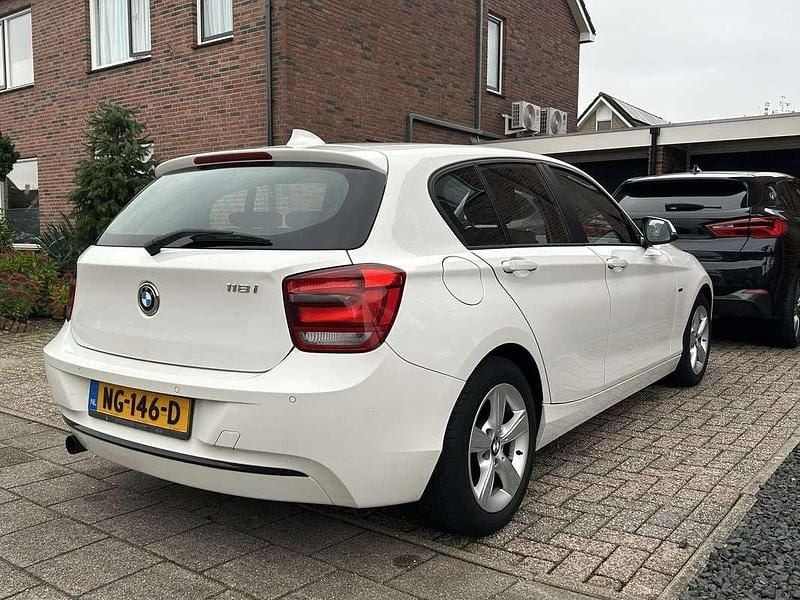 Wit Gebruikt 2012 BMW 118 Sport Line Hatchback | € 5.500 (Eerlijke prijs) - Afbeelding 1/4