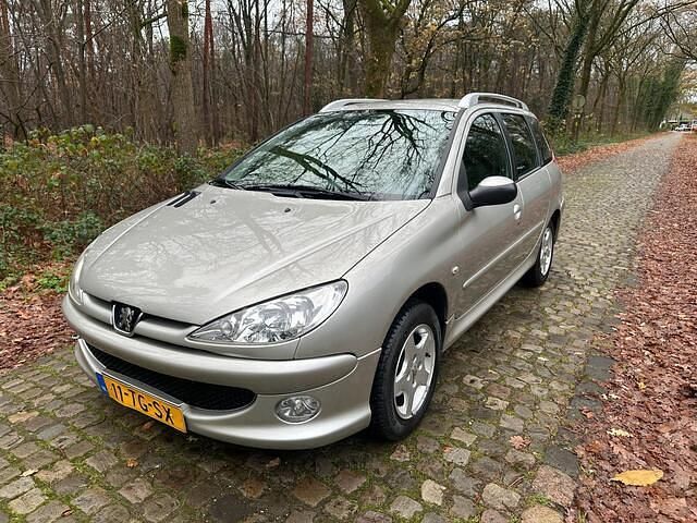 Grijs (metallic) Gebruikt 2006 Peugeot 206 Stationwagen | € 1.850 (Iets duurder) - Afbeelding 1/4