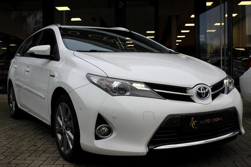 Wit Occasion 2014 Toyota Auris Touring Sports Executive Stationwagen | € 11.950 (Eerlijke prijs) - Afbeelding 1/4