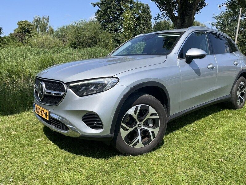 Grijs Gebruikt 2023 Mercedes GLC300 Business SUV | € 57.750 (Super prijs) - Afbeelding 1/4