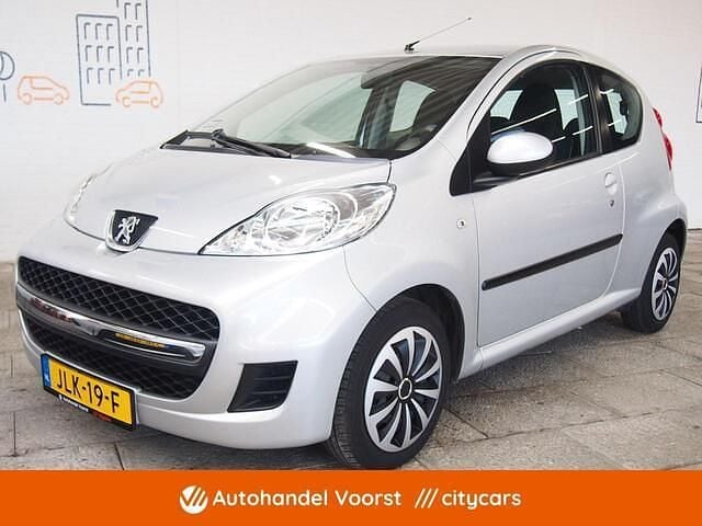 Grijs Gebruikt 2010 Peugeot 107 Urban Move Hatchback | € 3.945 (Eerlijke prijs) - Afbeelding 1/4