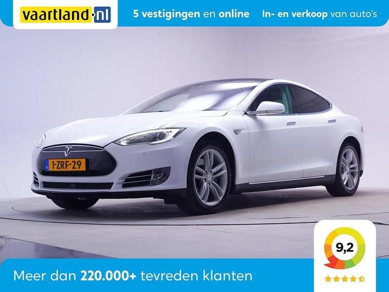 Wit, metallic lak Gebruikt 2015 Tesla Model S Sedan | € 17.445 (Eerlijke prijs) - Afbeelding 1/3
