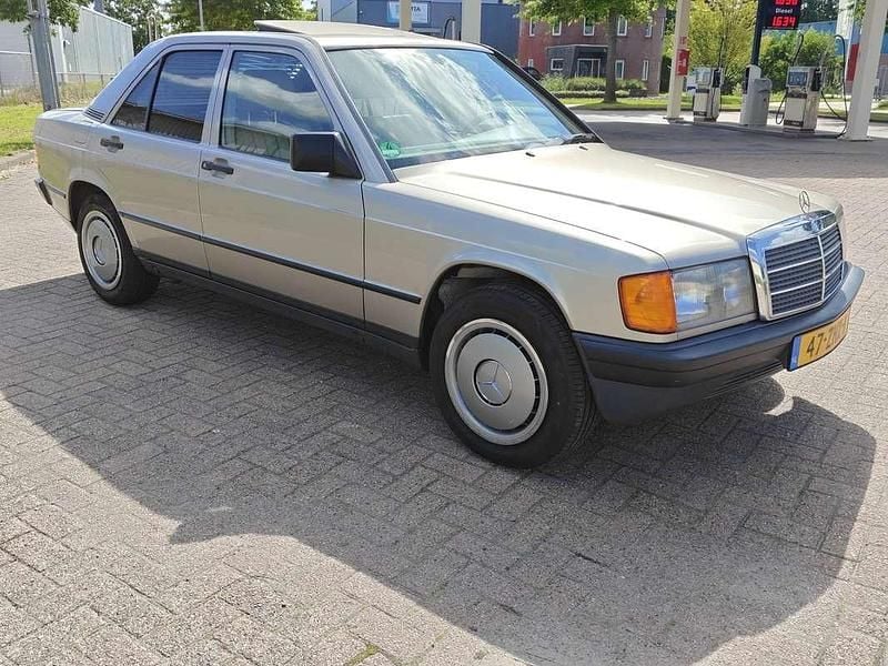 Beige Gebruikt 1987 Mercedes E300 Sedan | € 7.995 - Afbeelding 1/4