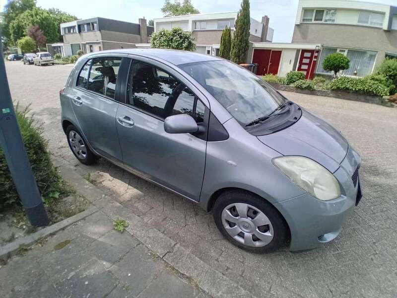Grijs Gebruikt 2005 Toyota Yaris Verso Sol MPV | € 2.000 (Eerlijke prijs) - Afbeelding 1/4