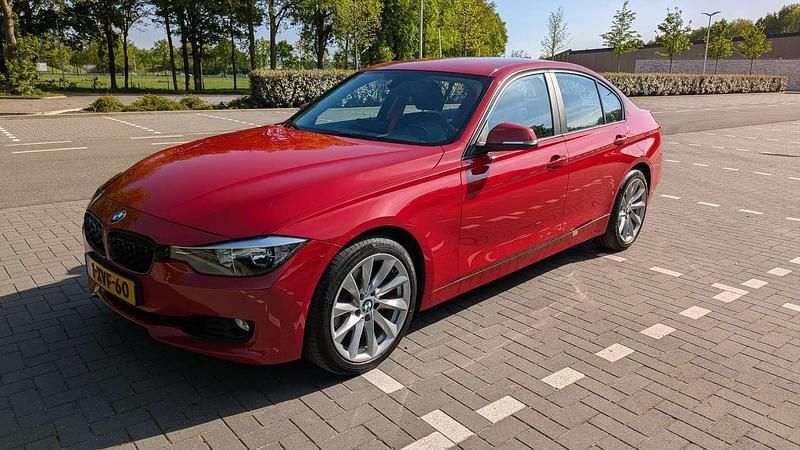 Rood Gebruikt 2014 BMW 320 Sedan | € 13.000 (Goede deal) - Afbeelding 1/4