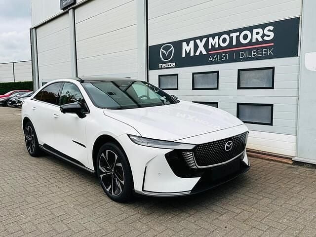 Wit Nieuw 2025 Mazda 6e Takumi-Line Hatchback | € 43.299 (Eerlijke prijs) - Afbeelding 1/4