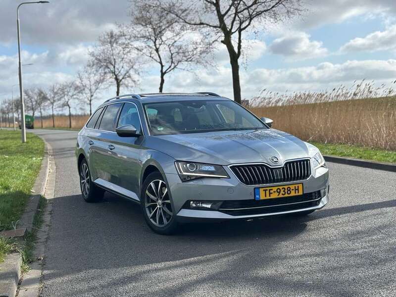 Grijs Gebruikt 2018 Skoda Superb Clever Stationwagen | € 13.250 (Iets duurder) - Afbeelding 1/4