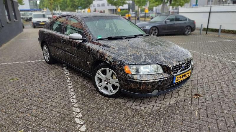 Zwart Gebruikt 2005 Volvo S60 Momentum Sedan | € 2.250 (Eerlijke prijs) - Afbeelding 1/4