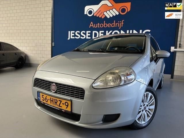 Grijs, metallic lak Occasion 2009 Fiat Grande Punto Dynamic Hatchback | € 2.250 (Eerlijke prijs) - Afbeelding 1/4
