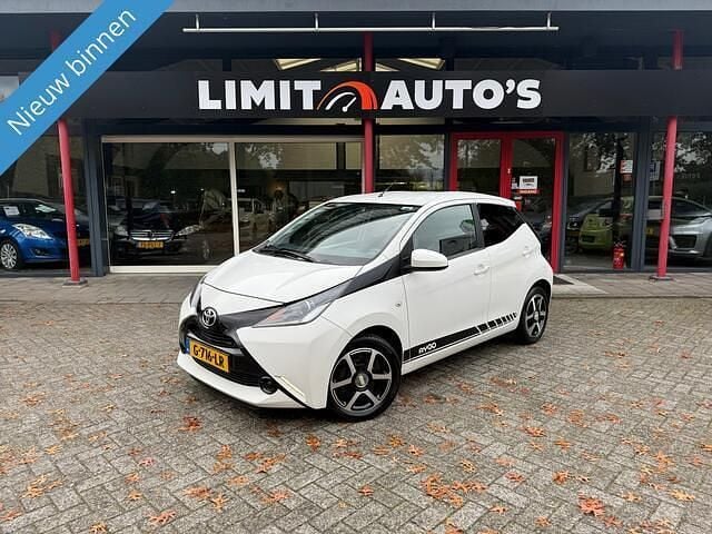 Wit Gebruikt 2015 Toyota Aygo X-play Hatchback | € 6.999 (Eerlijke prijs) - Afbeelding 1/4