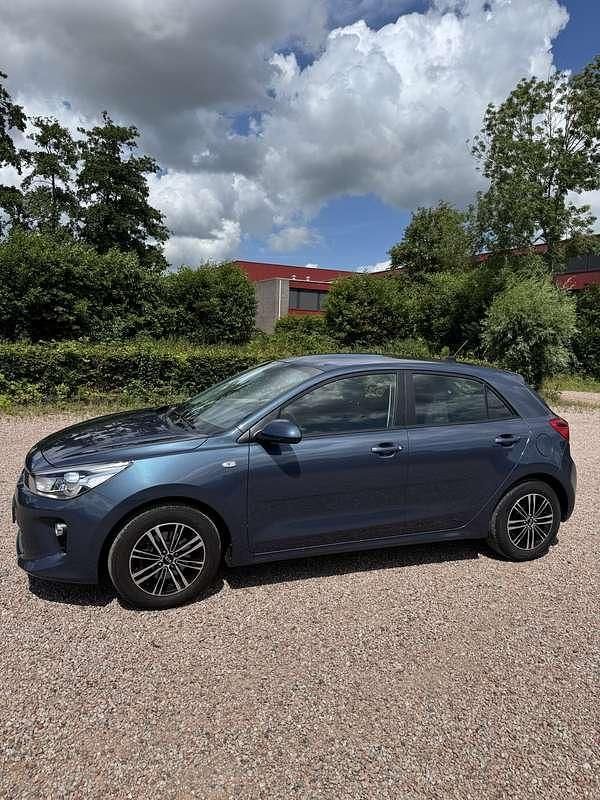 Blauw Gebruikt 2017 Kia Rio Hatchback | € 8.750 (Eerlijke prijs) - Afbeelding 1/4