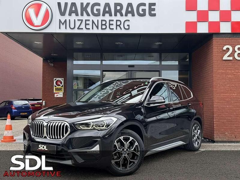 Zwart Gebruikt 2021 BMW X1 Executive SUV | € 26.945 (Eerlijke prijs) - Afbeelding 1/4