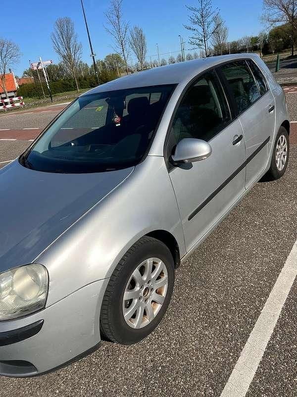 Zilver Gebruikt 2006 VW Golf V Trendline Hatchback | € 2.300 (Eerlijke prijs) - Afbeelding 1/4