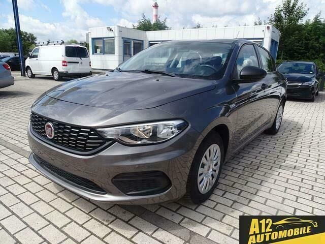 Grijs Gebruikt 2017 Fiat Tipo Sedan | € 7.650 (Eerlijke prijs) - Afbeelding 1/4