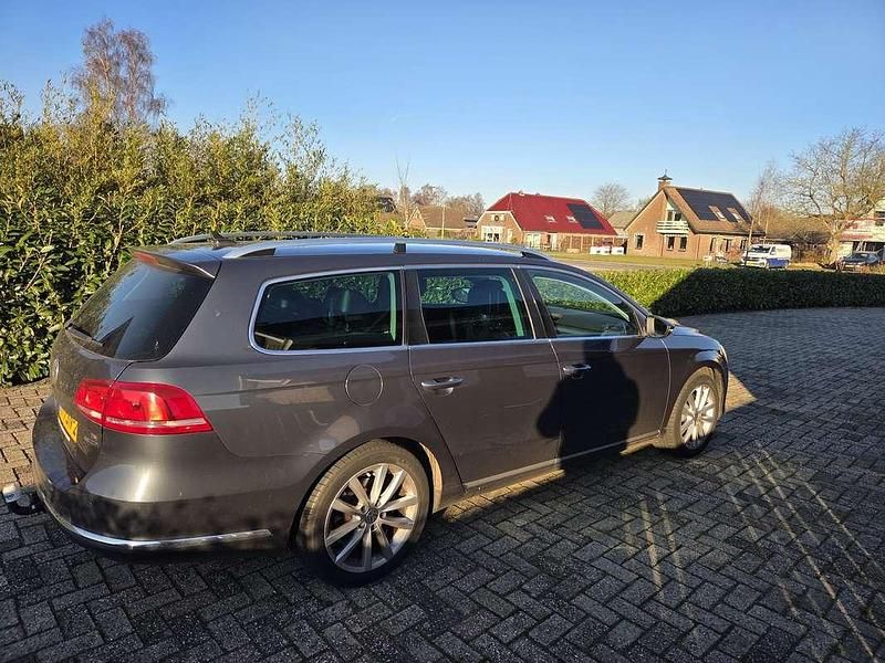 Grijs Occasion 2011 VW Passat Highline Stationwagen | € 3.000 (Super prijs) - Afbeelding 1/4