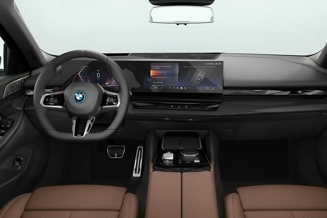 Nieuw BMW 550e M Sport 489 PK (359 kW) 2025 M carbonschwarz metallic (zwart metallic) Stationwagen