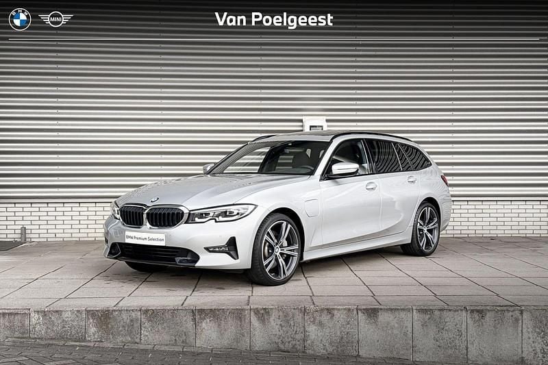 Glaciersilber metallic (grijs metallic) Gebruikt 2021 BMW 330e Executive Stationwagen | € 32.900 (Eerlijke prijs) - Afbeelding 1/4