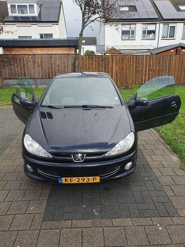 Zwart Occasion 2007 Peugeot 206 Cabriolet | € 1.750 (Eerlijke prijs) - Afbeelding 1/4