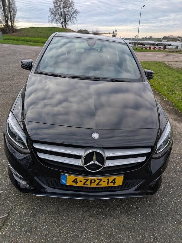 Zwart (metallic) Gebruikt 2015 Mercedes B180 Prestige MPV | € 15.500 (Super prijs) - Afbeelding 1/4