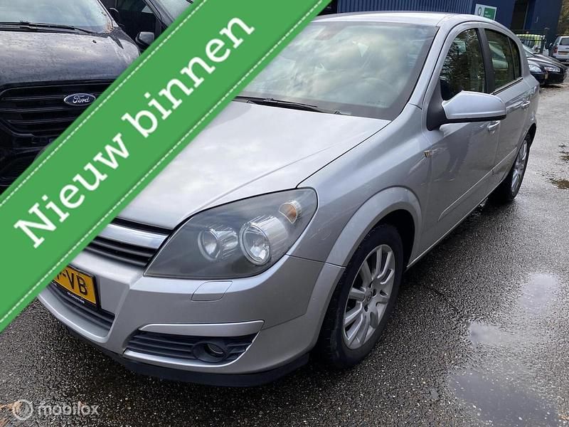 Grijs Gebruikt 2004 Opel Astra Cosmo Hatchback | € 1.495 (Eerlijke prijs) - Afbeelding 1/4