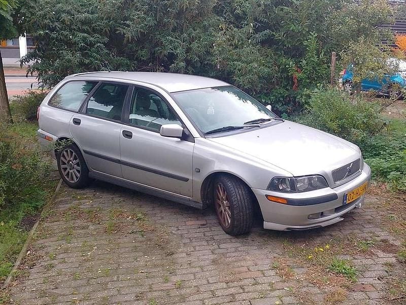 Zilver Gebruikt 2001 Volvo V40 Dynamic Stationwagen | € 1.000 (Eerlijke prijs) - Afbeelding 1/3