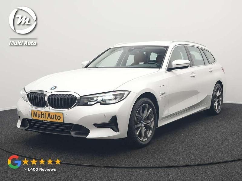 Wit Gebruikt 2022 BMW 320e Sport Line Stationwagen | € 25.240 - Afbeelding 1/3
