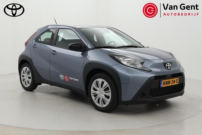 Grijs Gebruikt 2025 Toyota Aygo Play Hatchback | € 20.999 (Duur) - Afbeelding 1/4