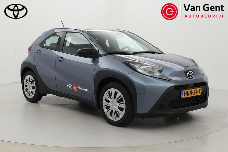 Grijs Gebruikt 2025 Toyota Aygo X Play SUV | € 20.999 - Afbeelding 1/4